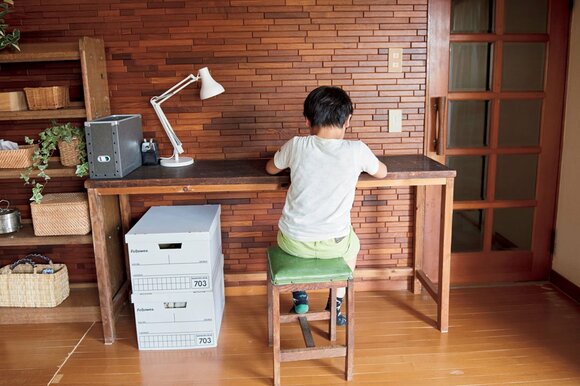 レトロな風合いの木材で勉強机をDIY