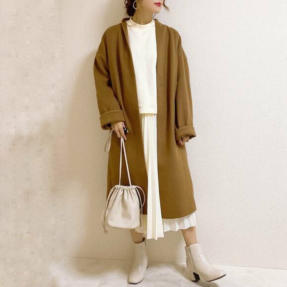 シンプルなデザインなのでアウターも羽織りやすい