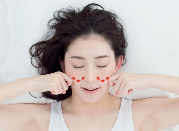 人差し指で頬骨