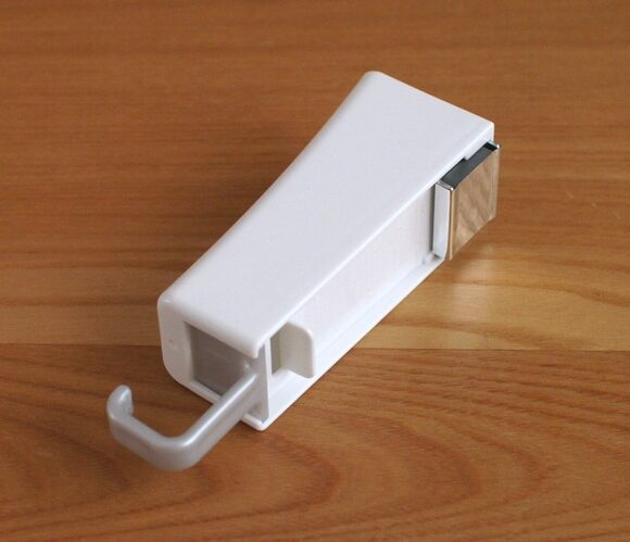 下部のフック部分にはマスキングテープをひっかけて収納。