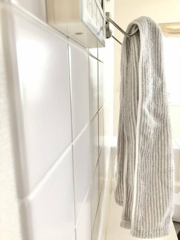 壁のタオルリング横から