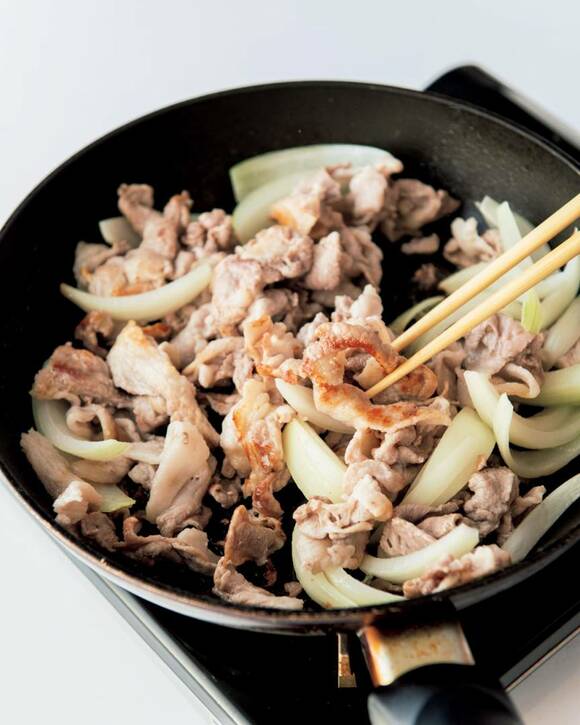 豚肉とタマネギを3~4分焼く