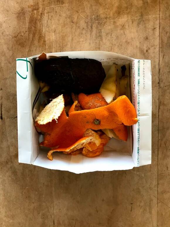 紙製のゴミ袋にミカンの皮など