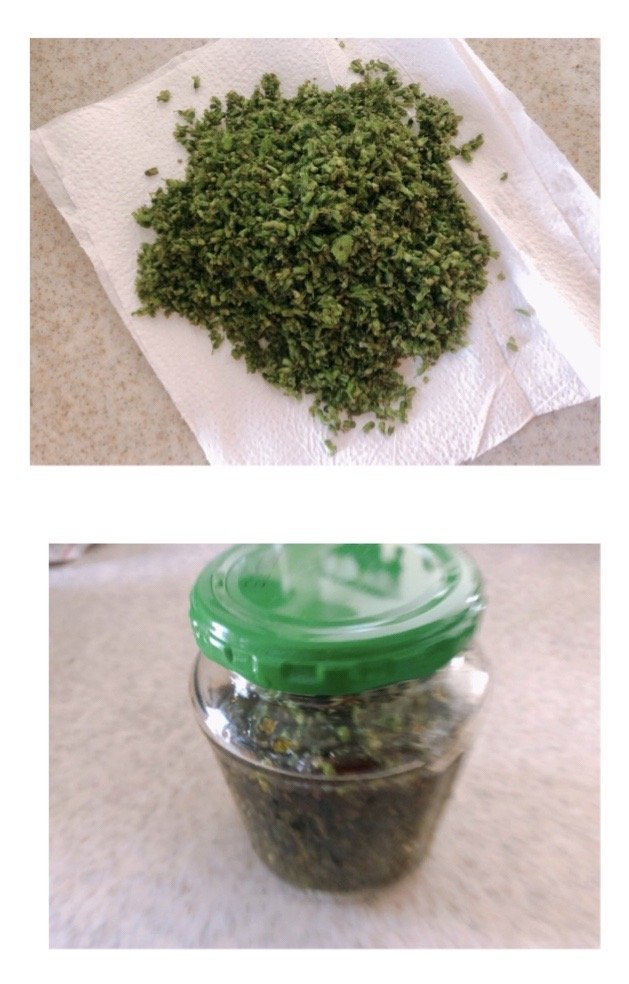 ペーパーの上にシソの実とビンにシソの実