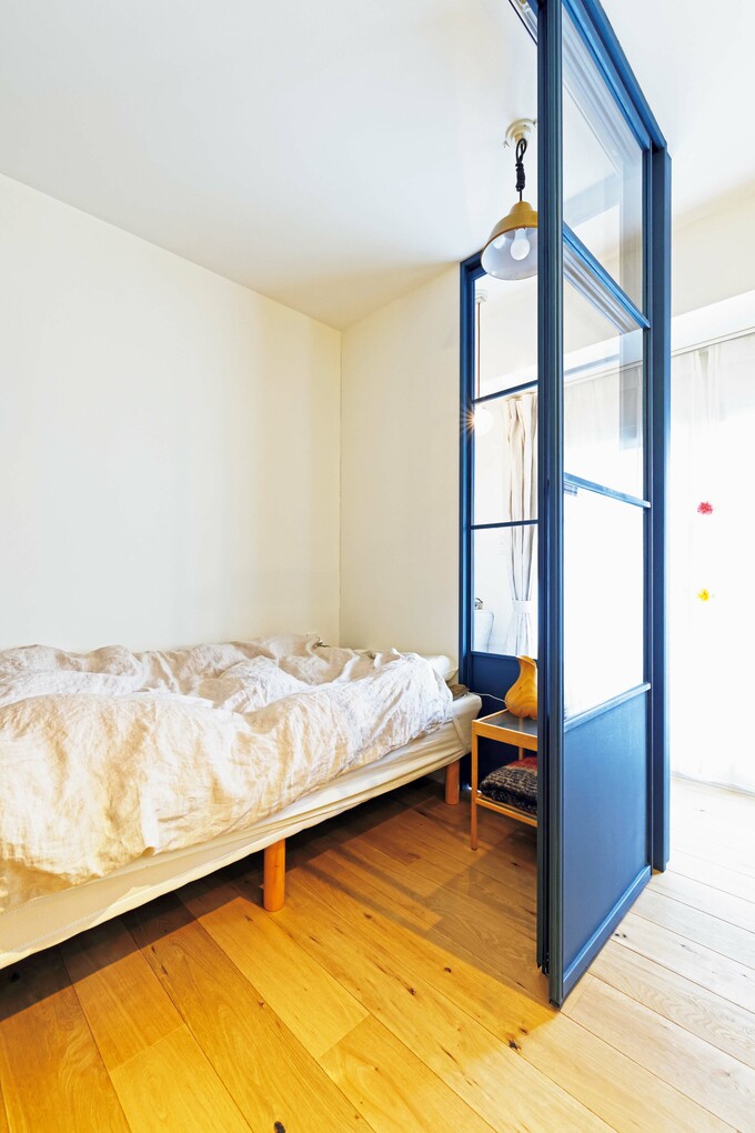 リビングと寝室の間のガラス入りの建具