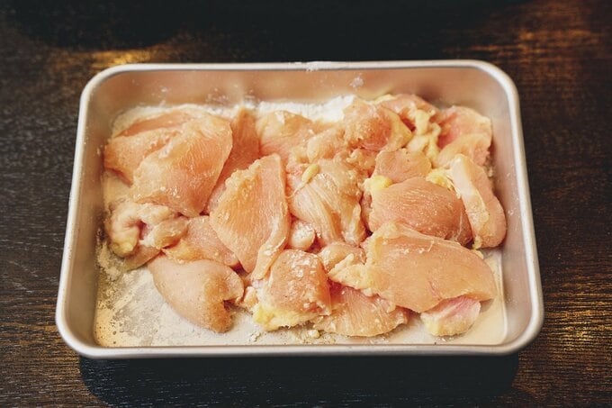 小麦粉をまぶした鶏肉