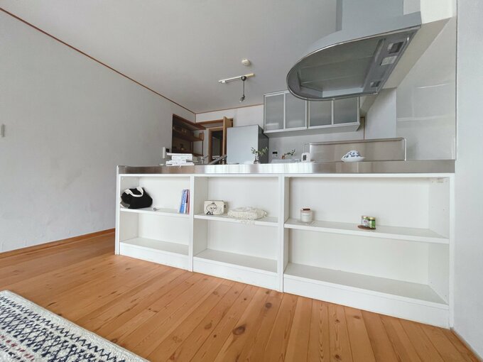 備えつけの白い大きな棚