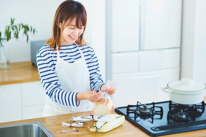 キッチンでシリコーン マルチバンドを使用する柳澤 舞さん