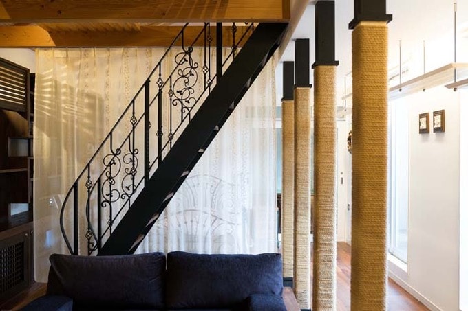 アンティークが似合うような洗練された階段