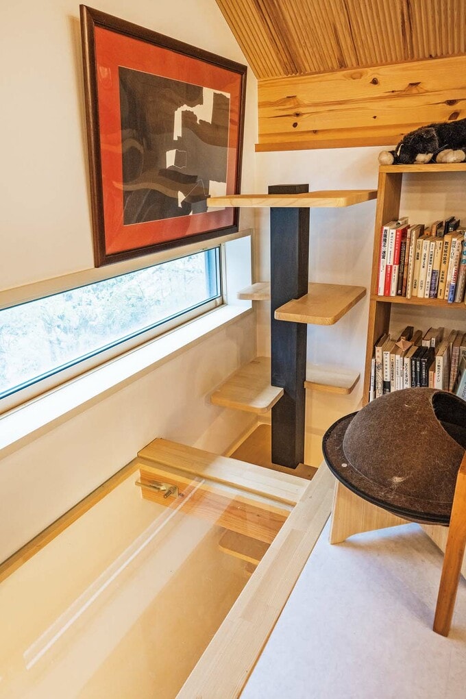 2階から地階までつながるネコ階段