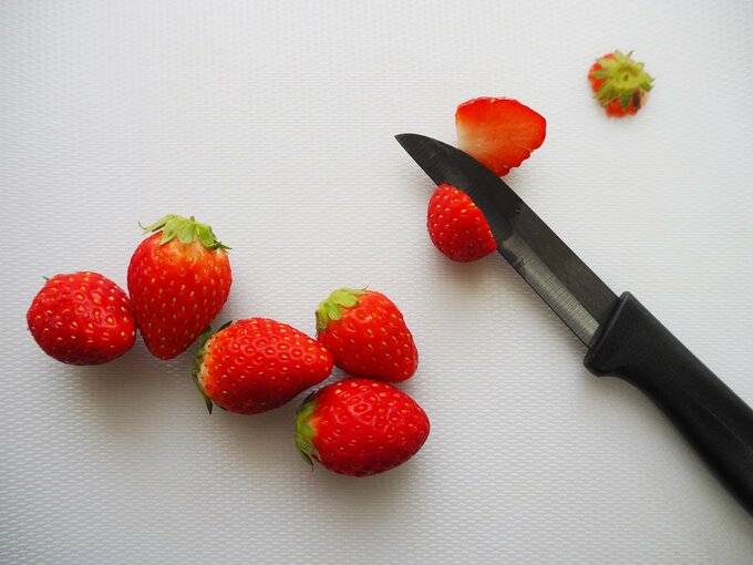 イチゴを切る