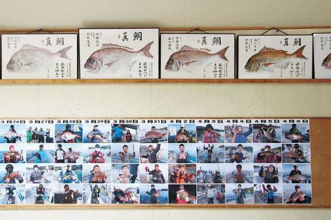 建物入り口に掲げられた魚拓と写真。たくさんの種類の魚が釣れることが分かる