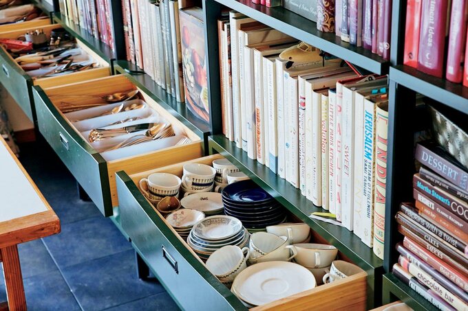 引き出しにカトラリーや食器