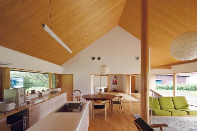 日本家屋らしい三角形の天井