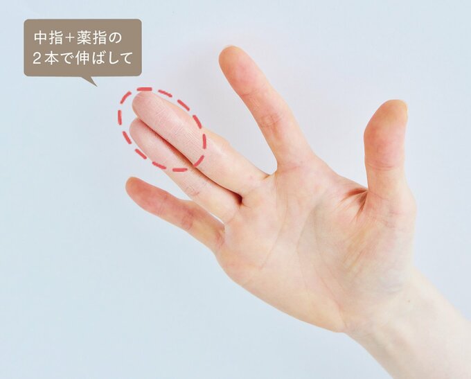 中指と薬指の2本でファンデーションを伸ばす