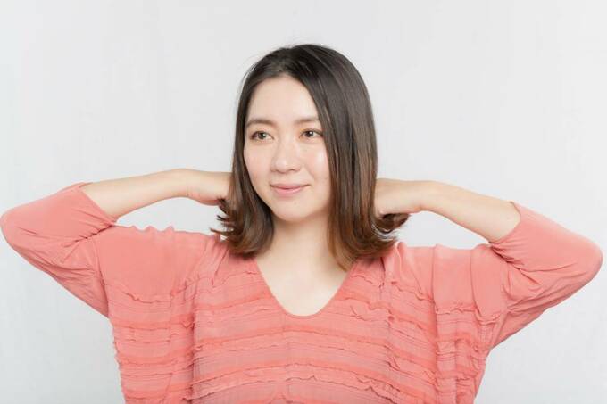 後ろの髪を持つ女性