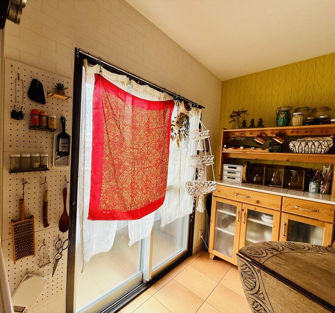 日よけがわりに使われているスカーフ