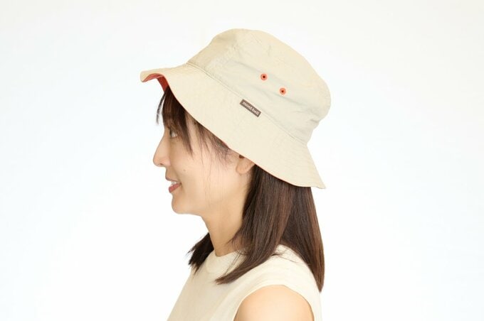 見た目にはわからないけれど、帽子の中には保冷剤が…