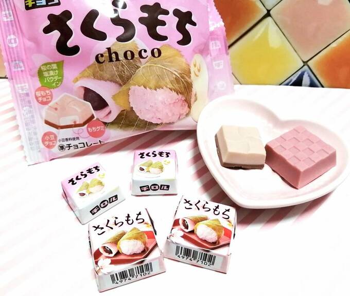 お皿にのったチロルチョコなど