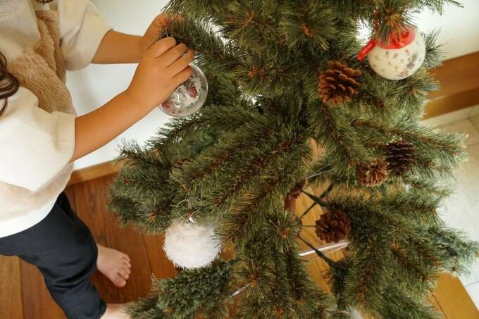 クリスマスツリーに飾り付ける様子