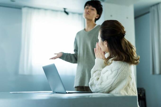 パソコンの前に女性