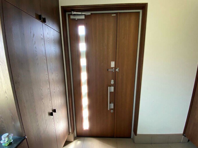 採光窓のある玄関ドア