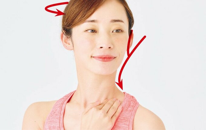 首の上を手をすべらせる人