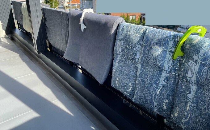 東側のバルコニーに干した布団