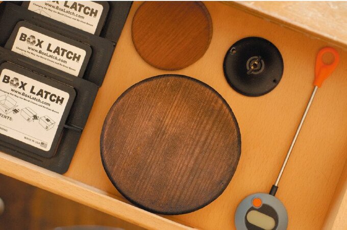 台所道具を整理してゆったり収納。左はダンボール箱を閉じるボックスラッチ。 真ん中は手作りの鍋敷き。黒いのが手作りの温度計クリップ。右がデジタルクッ キング温度計。