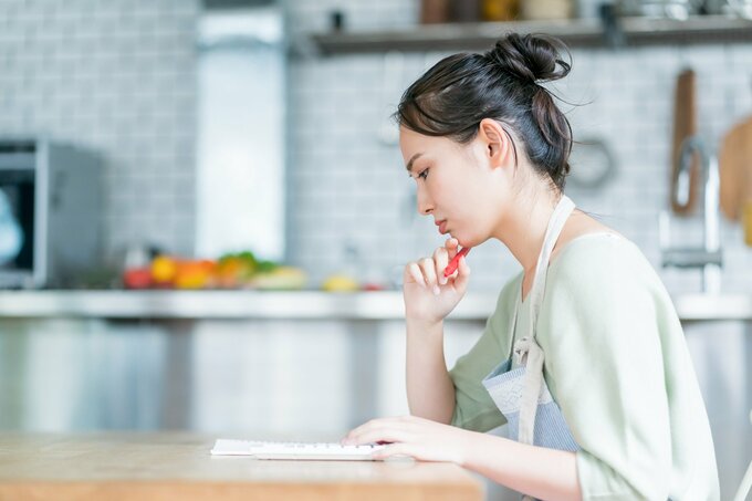 出費を気にする女性