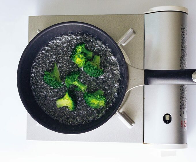 フライパンにブロッコリー