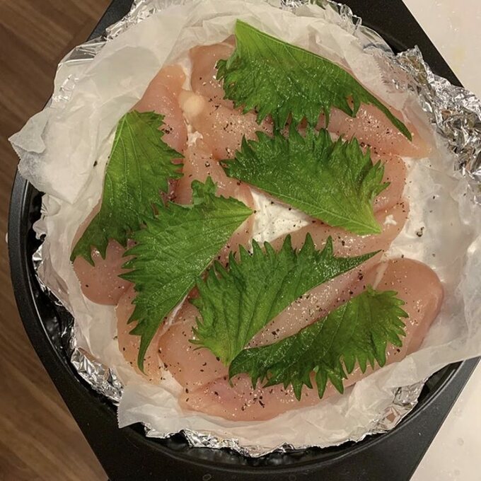 ささみはキッチンバサミで筋を取りトースターの天板に並べる