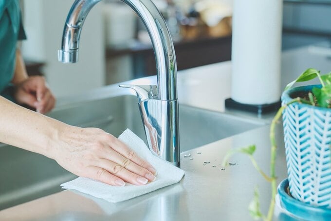 ペーパータオルでシンクをふく