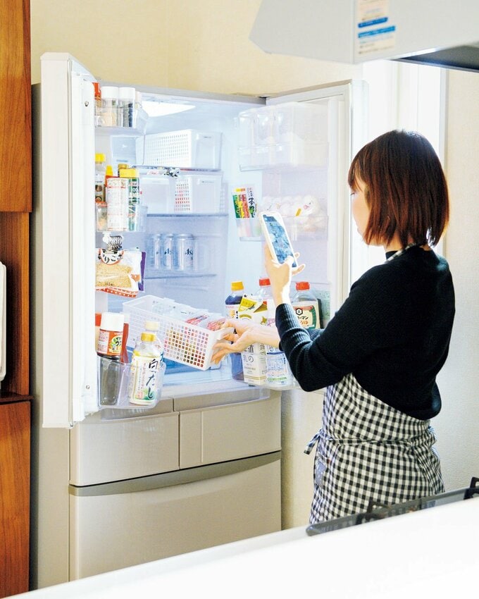 冷蔵庫の中をスマホ撮影