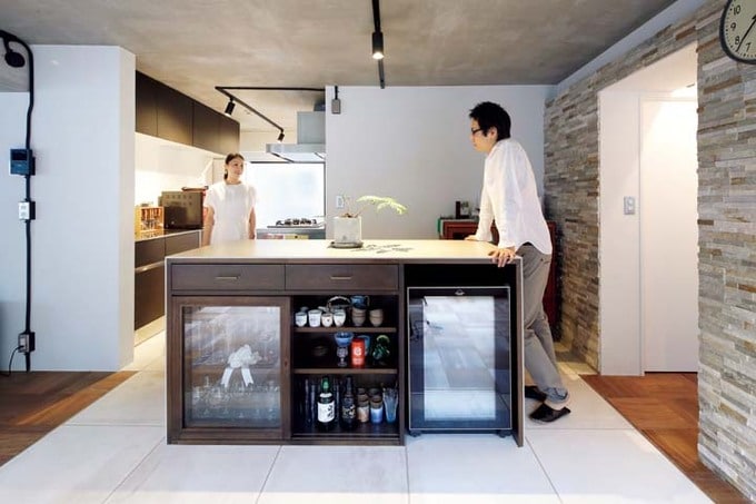 大型収納を兼ねるアイランド型作業台