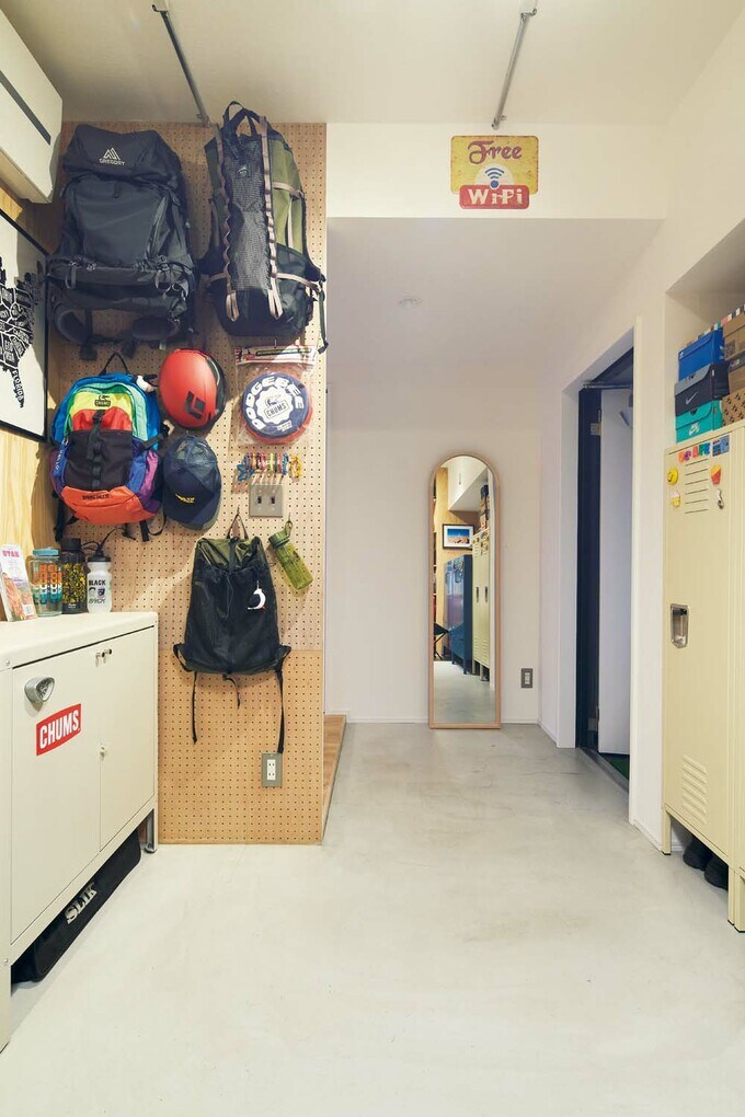 土間スペースから見た玄関