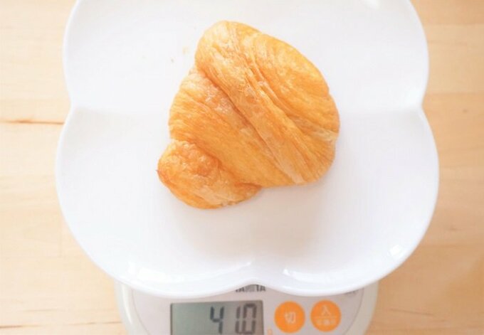 365日のクロワッサンの重さを量る様子