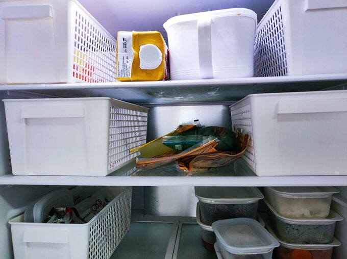 左右にはみ出る