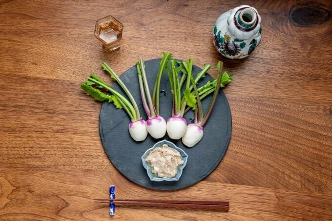 暗い色の器で食卓を引き締める