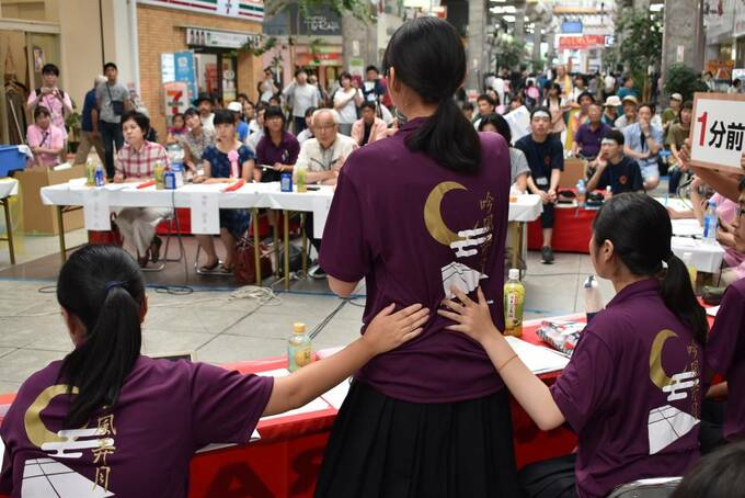 発表をする女性