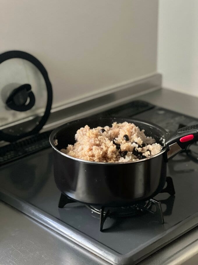 鍋で炊飯するようさん