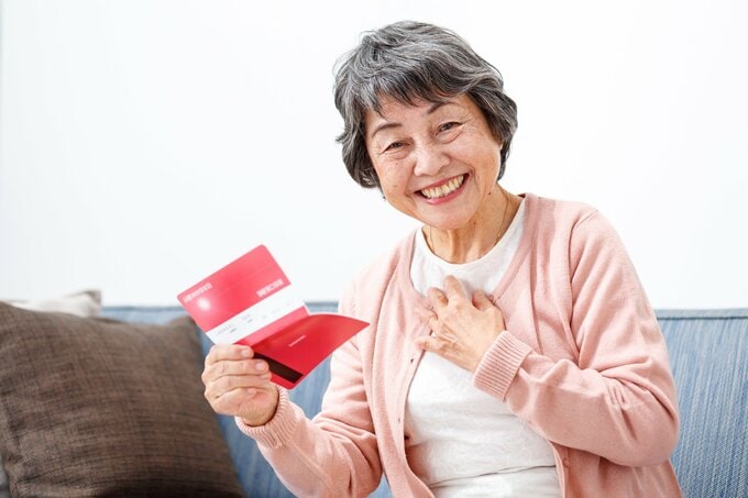 通帳を持つ女性