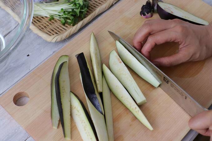 ナスを切っている様子