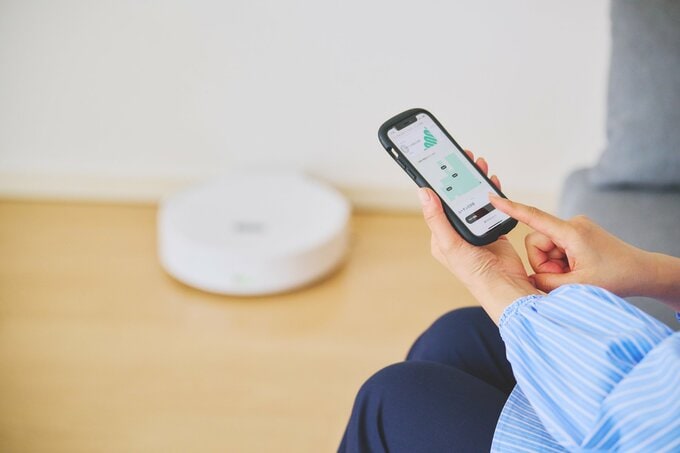 ルンバを操作する手元