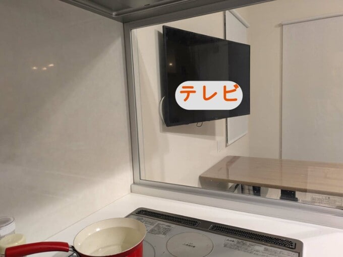 キッチンから壁掛けテレビを見たところ