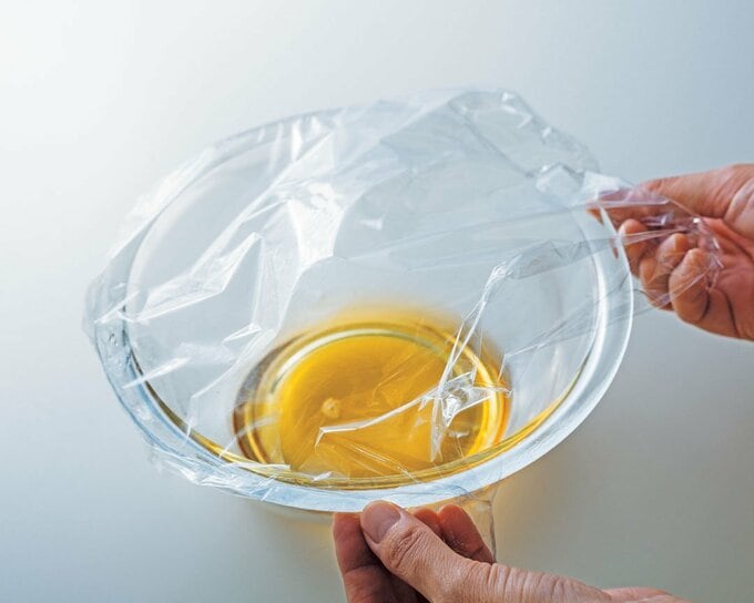 調味料が入ったボウルにラップ