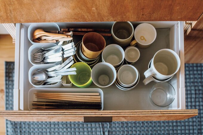 引き出しに食器とカトラリー