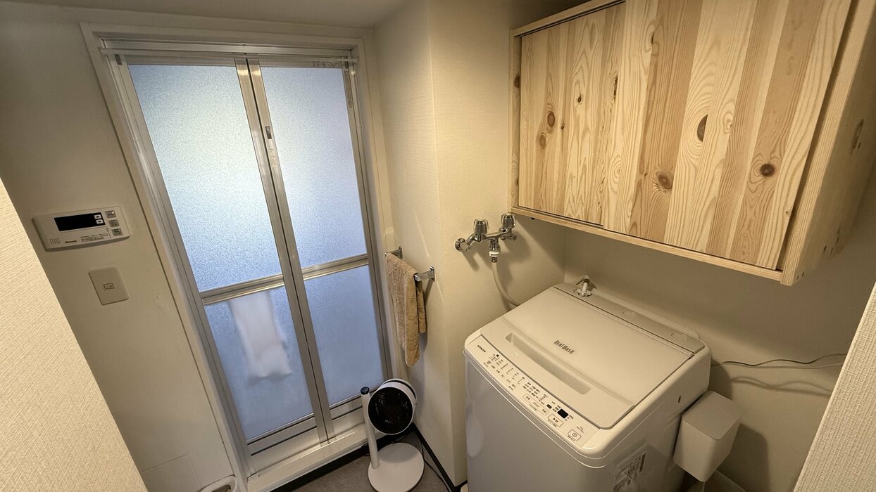 築40年団地、備えつけ収納ゼロでも整う「最強の洗面・脱衣所」のコツ。洗濯が格段にラクになり、カゴも不要に