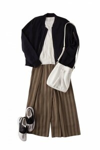 きれいめなコーディネートに加えて…。浮きすぎず、大人カジュアルに仕上げてくれます。