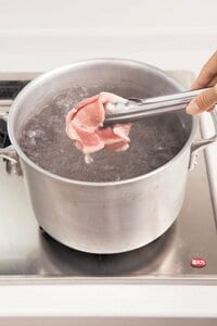 たっぷりの熱湯で肉1枚につき30秒加熱